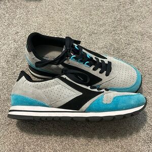 Brooks Chariot. Men’s 8.5. Grey, black, teal.